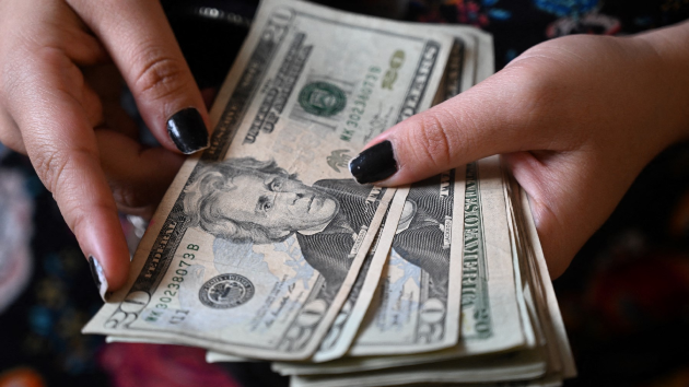 الدولار يتراجع بعد هبوط مفاجئ في مبيعات التجزئة الأميركية