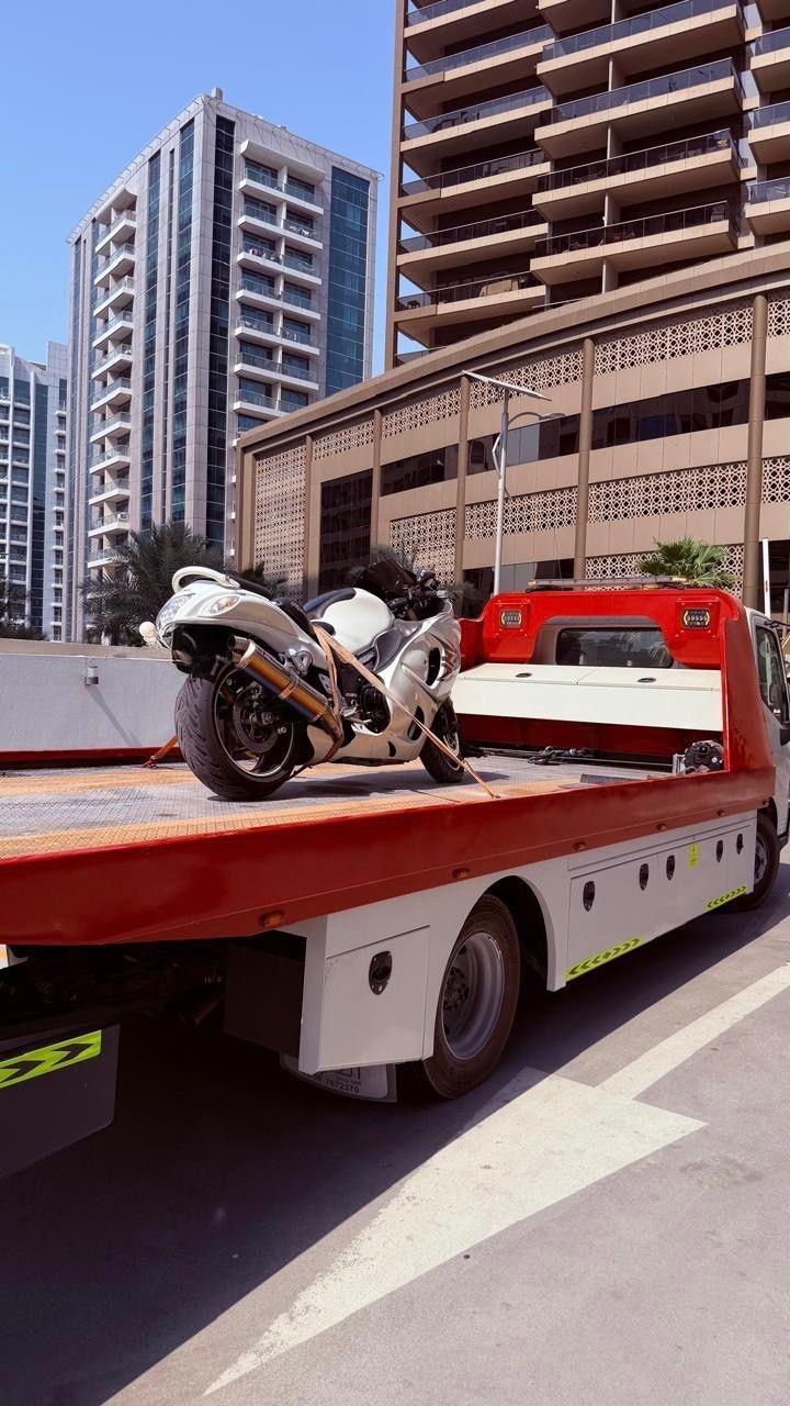 “290 كم/ساعة وعلى إطار واحد”.. نهاية استعراض خطير في شوارع دبي