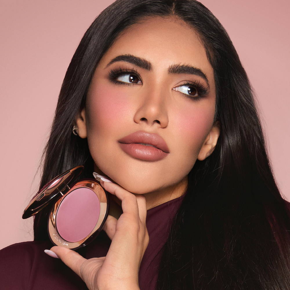 شارلوت تلبوري تكشف عن مجموعة رائعة من المواهب العالمية لحملة AIRBRUSH FLAWLESS الإعلانية الجديدة!