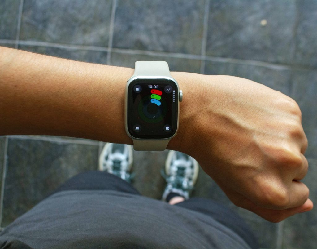 شائعات تكشف مفاجآت غريبة لساعات Apple Watch القادمة: شاشة دائرية أو بلا شاشة تمامًا