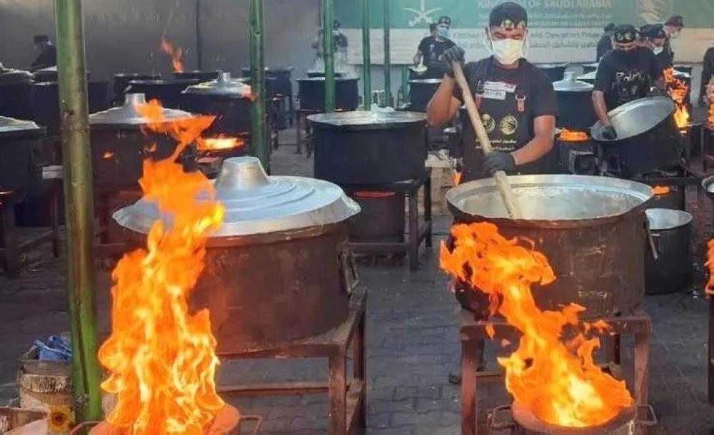 ضمن الحملة الشعبية.. السعودية تقدم 25 ألف وجبة لأهالي غزة