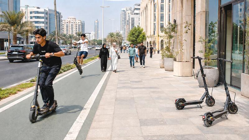 استعراضات بهلوانية بـ «السكوتر» تُعرّض مشاة لخطر الصدم