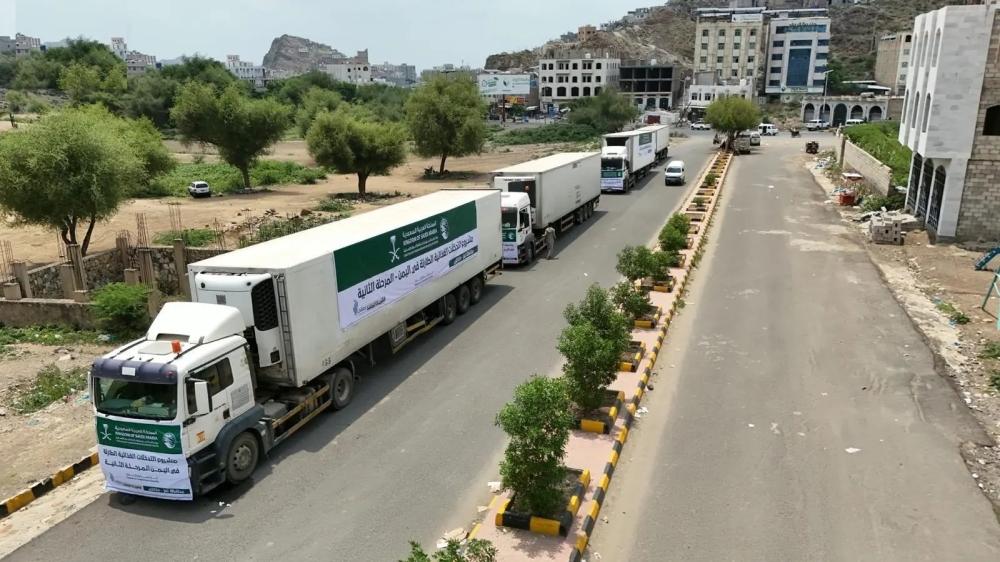 مساعدات سعودية.. وصول 6 شاحنات إلى مديرية المظفر بمحافظة تعز