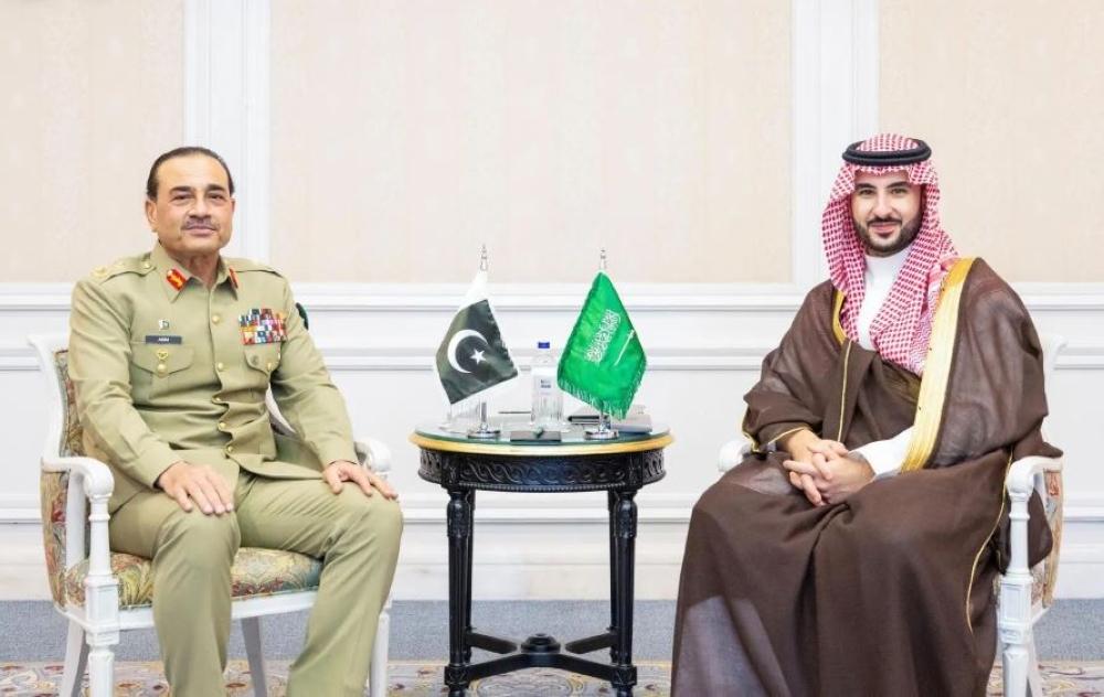 وزير الدفاع يبحث التطورات الإقليمية والتعاون العسكري مع قائد الجيش الباكستاني