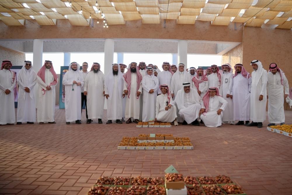 بواكير الرطب تتوافد على ساحة سوق مهرجان جادة الخبراء