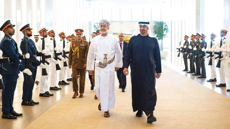 رئيس الدولة وسلطان عُمان يبحثان العلاقات الأخوية بين البلدين والتطورات الإقليمية