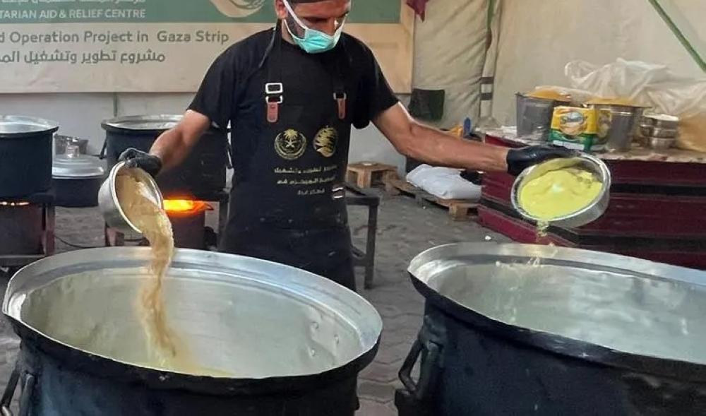 استفاد منها 24,850 فردا.. السعودية تواصل توزيع الوجبات الساخنة في غزة