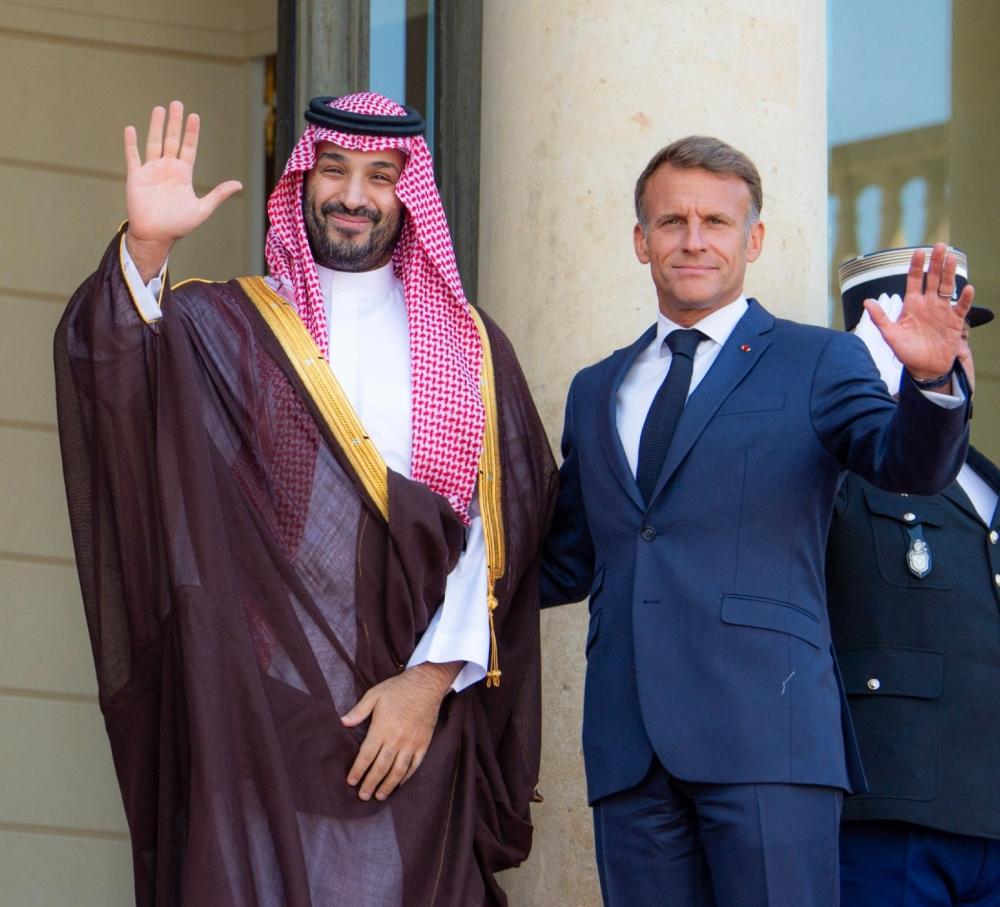 ولي العهد يصل إلى قصر الإليزيه بباريس.. وماكرون في مقدمة مستقبليه