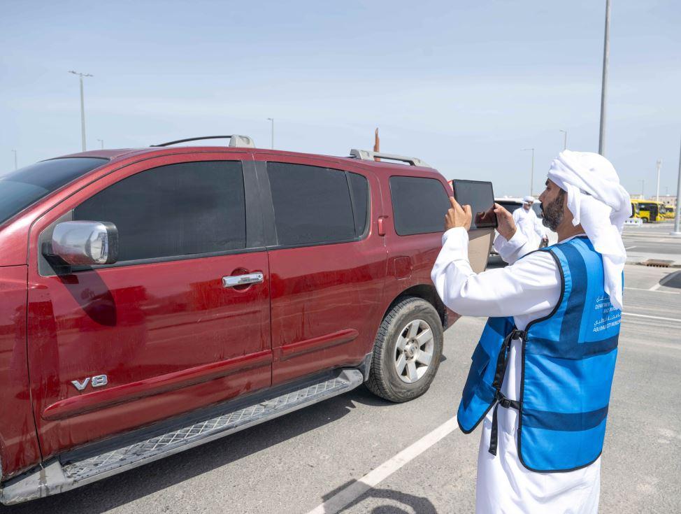بلدية أبوظبي تنفذ حملة توعوية للحد من الغسيل العشوائي للمركبات في الأماكن غير المرخصة