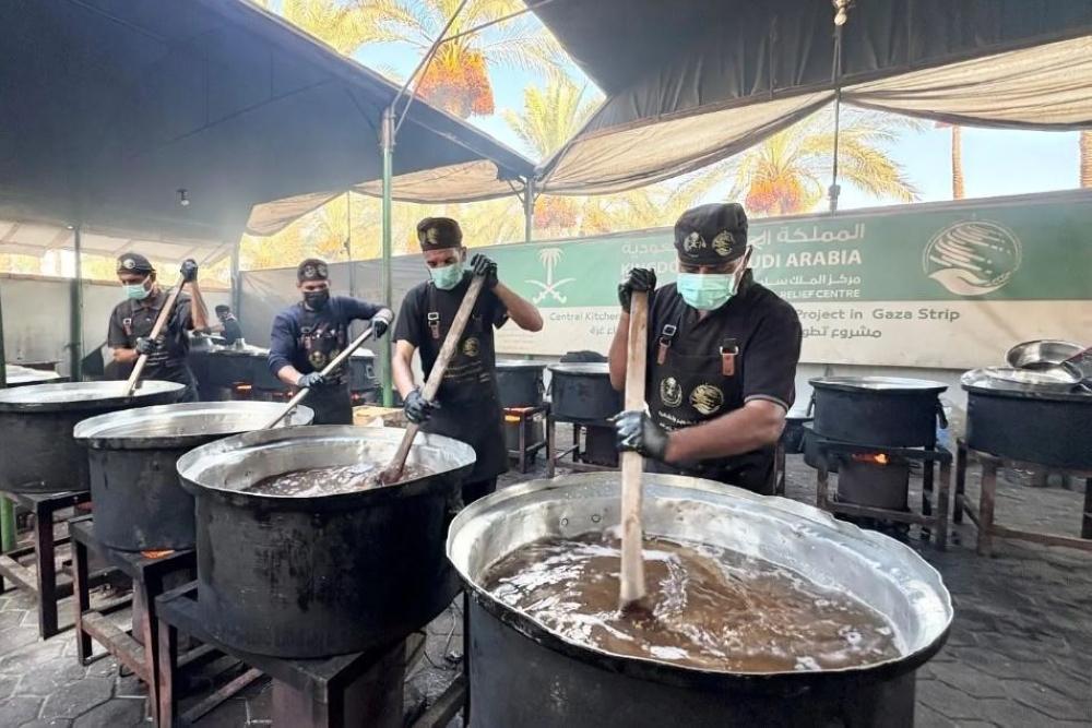 بـ24,500 وجبة.. مركز الملك سلمان يعزز الأمن الغذائي في وسط وجنوب غزة