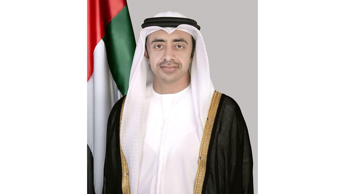 عبدالله بن زايد يؤكد تضامن دولة الإمارات الكامل مع دولة الكويت ويشيد بيقظة الأجهزة الأمنية وإحباط مخطط داعش الإرهابي