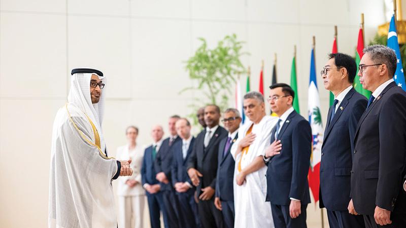 رئيس الدولة يتسلم أوراق اعتماد عدد من السفراء الجدد بحضور منصور بن زايد