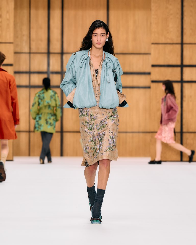 Burberry تكشف عن تشكيلتها لموسم صيف