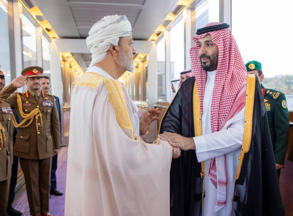 سلطان عُمان يغادر جدة وولي العهد في مقدمة مودعيه