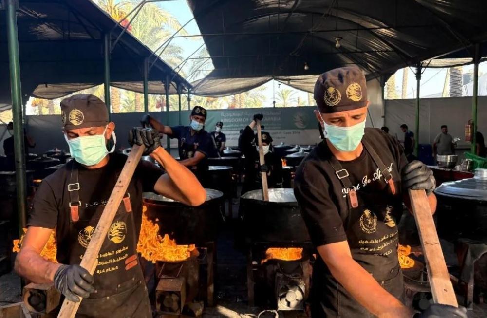 استفاد منها 25 ألف فرد.. مركز الملك سلمان يوزع وجبات غذائية في غزة