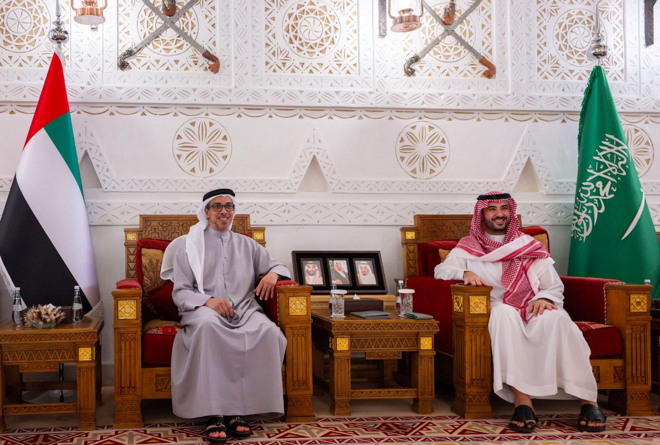 خلال زيارة أخوية.. منصور بن زايد وخالد بن سلمان يبحثان في الرياض العلاقات الأخوية