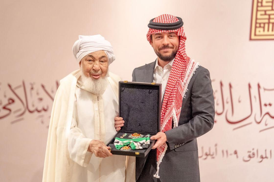 ملك الأردن يمنح عبدالله بن بيه وسام النهضة تقديراً لجهوده في خدمة الإسلام ونشر قيم التسامح