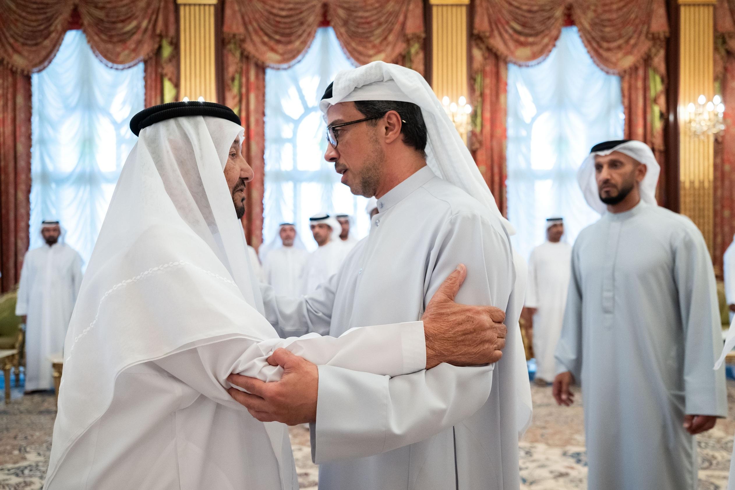 منصور بن زايد يقدم واجب العزاء في وفاة حرم محمد بن بطي آل حامد