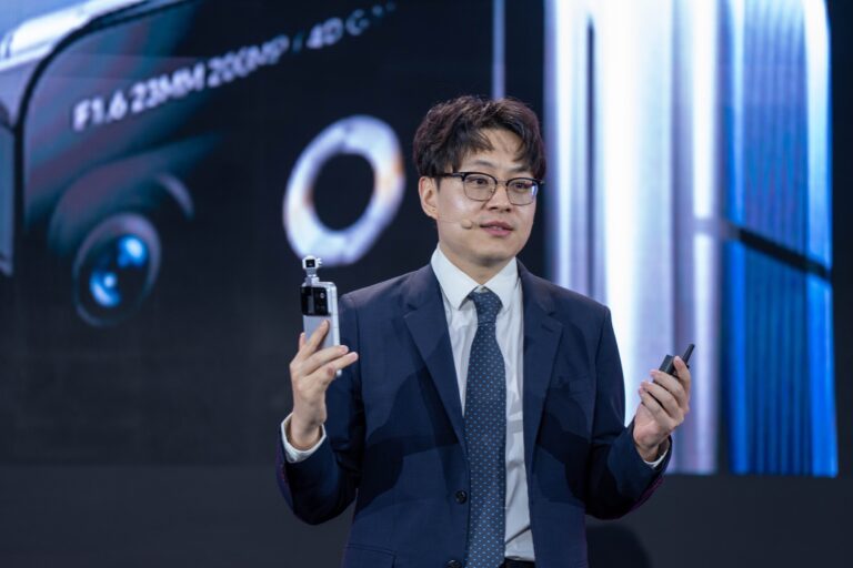 HONOR تكشف عن أول هاتف روبوتي في العالم Robot Phone خلال LEAP