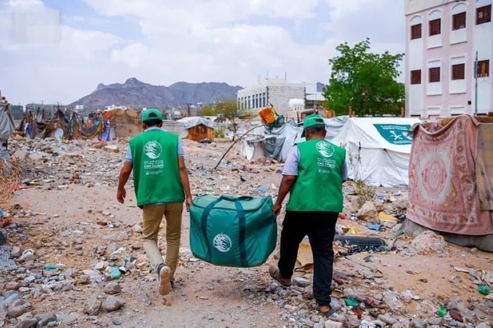 “الملك سلمان للإغاثة” يوزع مساعدات إيوائية بمديرية بيحان في شبوة
