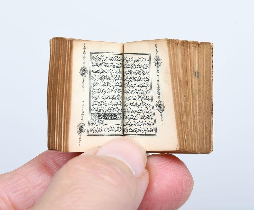 قيمته تتجاوز 13 ألف درهم.. مصحف مصغر عمره 130 عاماً في “معرض أبوظبي للكتاب”