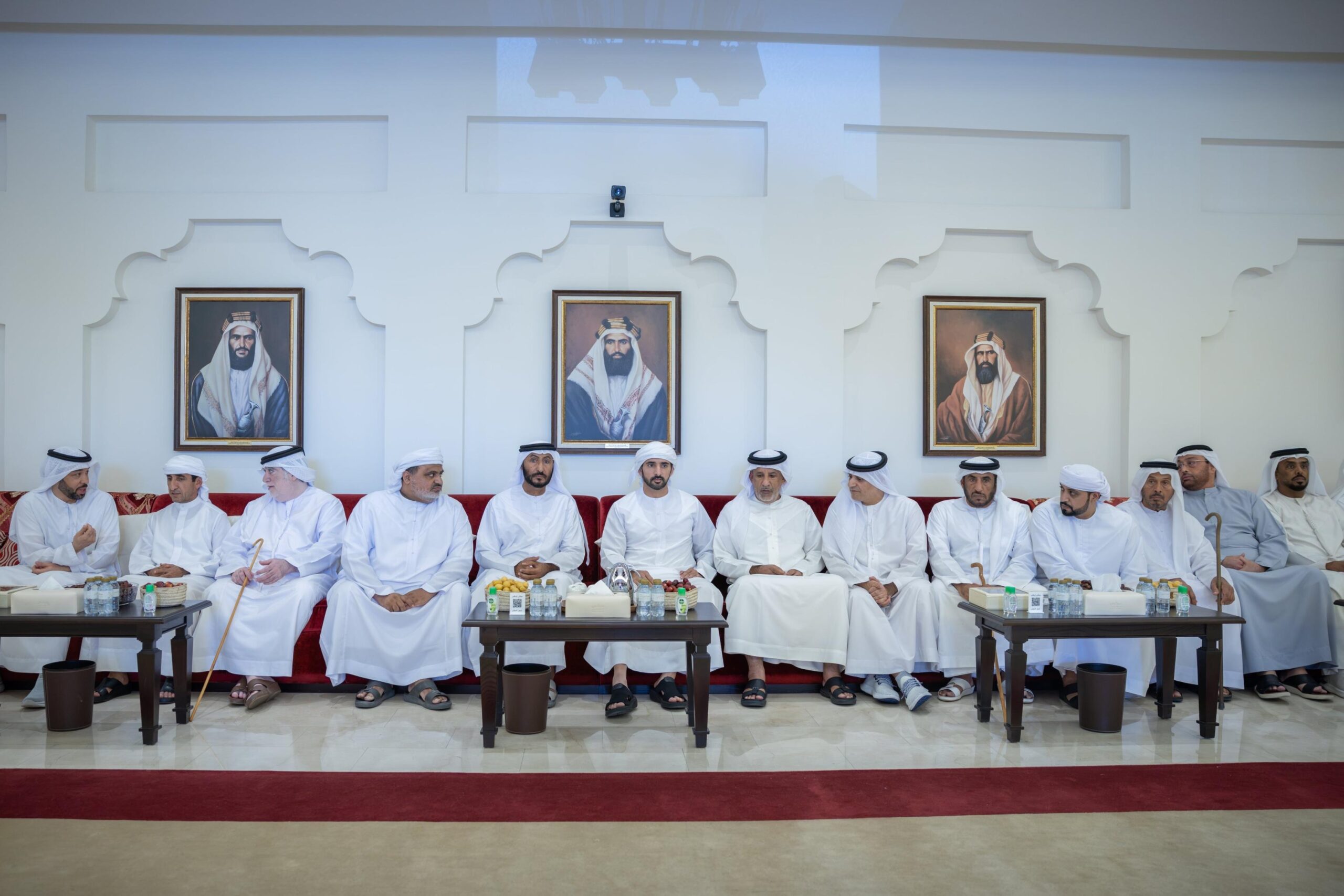 حمدان بن محمد يقدم واجب العزاء لأسرتي شهيدي الوطن والواجب عبدالله المنهالي وسعيد الشامسي