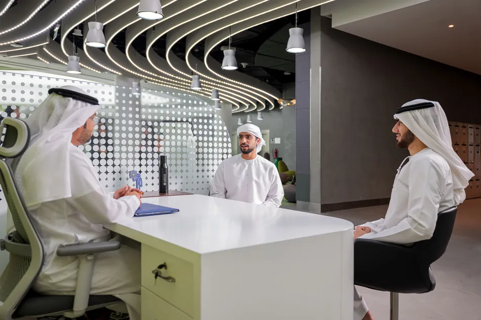 جامعة خليفة ومؤسسة عبدالله الغرير تطلقان برنامج «الأجدر» للتمكين المهني