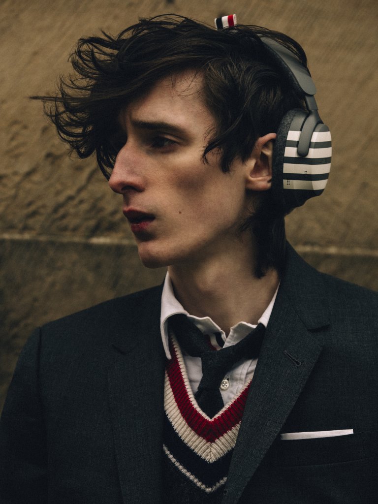 Thom Browne تطلق تصميماً جديداً لسماعات الرأس المميزة QuietComfort Ultra من Bose
