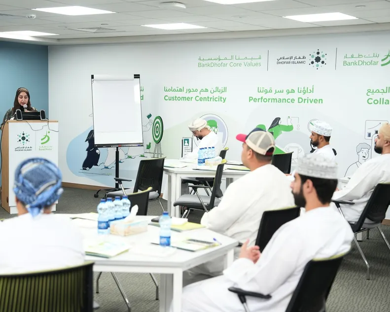 بنك ظفار يدعم المؤسسات الصغيرة والمتوسطة عبر برنامج متكامل للتطوير والتمكين