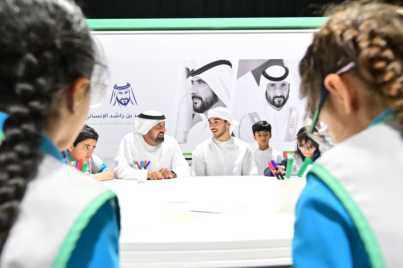 أحمد بن سعيد ومحمد بن راشد بن محمد يشاركان المتطوعين في «جسر أحمد بن راشد الإنساني»