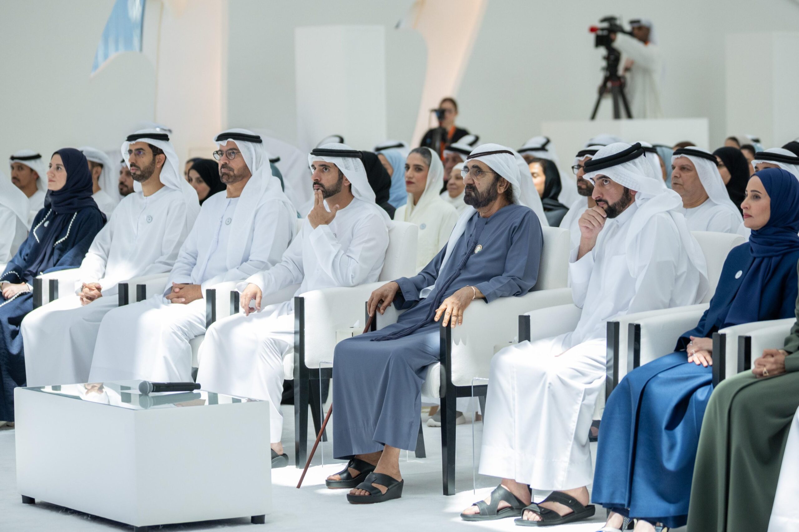 محمد بن راشد يلتقي فرق عمله وقيادات ومسؤولين ضمن “ملتقى الموسم الحكومي الجديد”