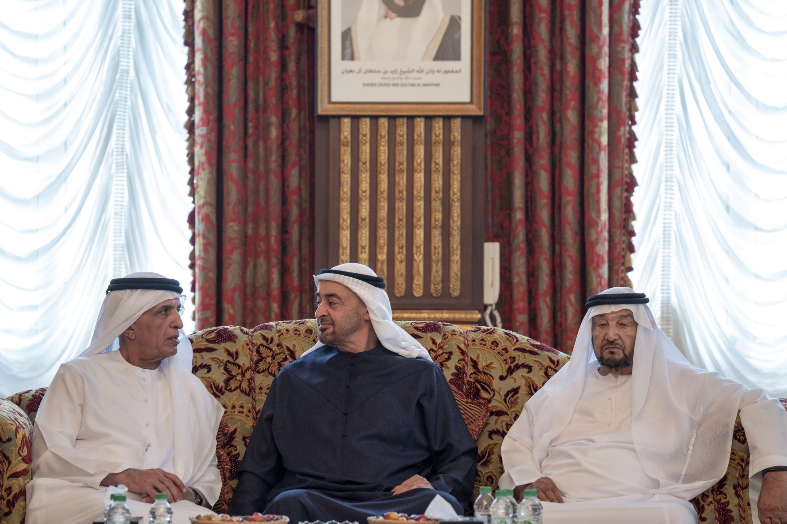 رئيس الدولة وحاكم رأس الخيمة يعزيان في وفاة حرم محمد بن بطي آل حامد