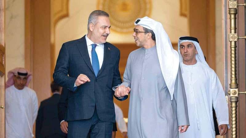 منصور بن زايد ووزير خارجية تركيا يبحثان العلاقات الثنائية والشراكة الاستراتيجية