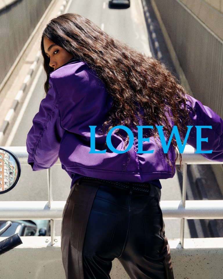 LOEWE تطلق حملتها الترويجية لتشكيلة ما قبل ربيع وصيف