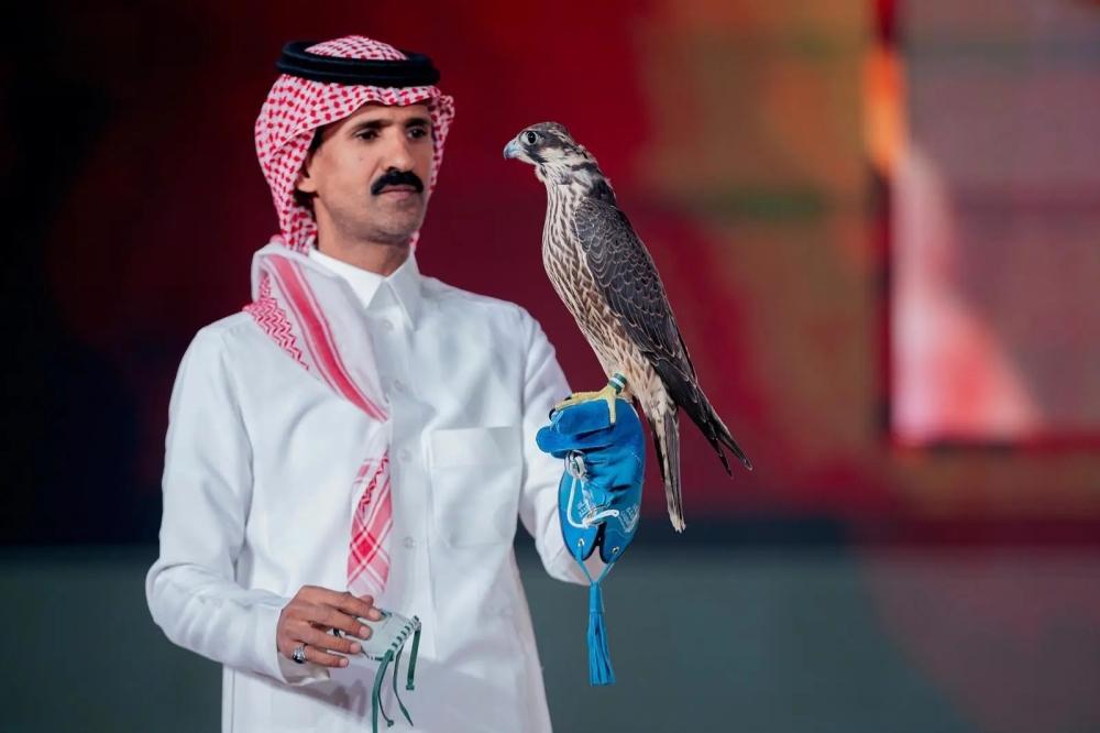 أولى لياليه.. بيع صقر الحماد بـ 101 ألف ريال في مزاد الصقور 2026