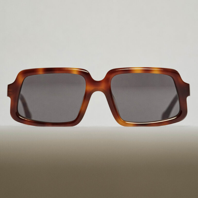 JIL SANDER تطلق مجموعتها الثانية من النظارات الشمسية بالتعاون مع OLIVER PEOPLES
